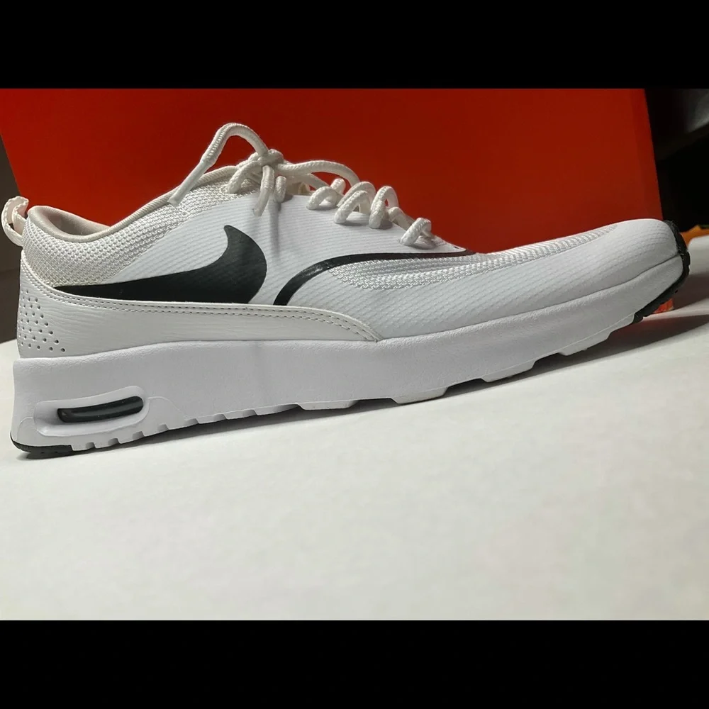 #40 NWT WHITE AND BLACK SHOES SIZE 7.5 - Picture 2 of 7